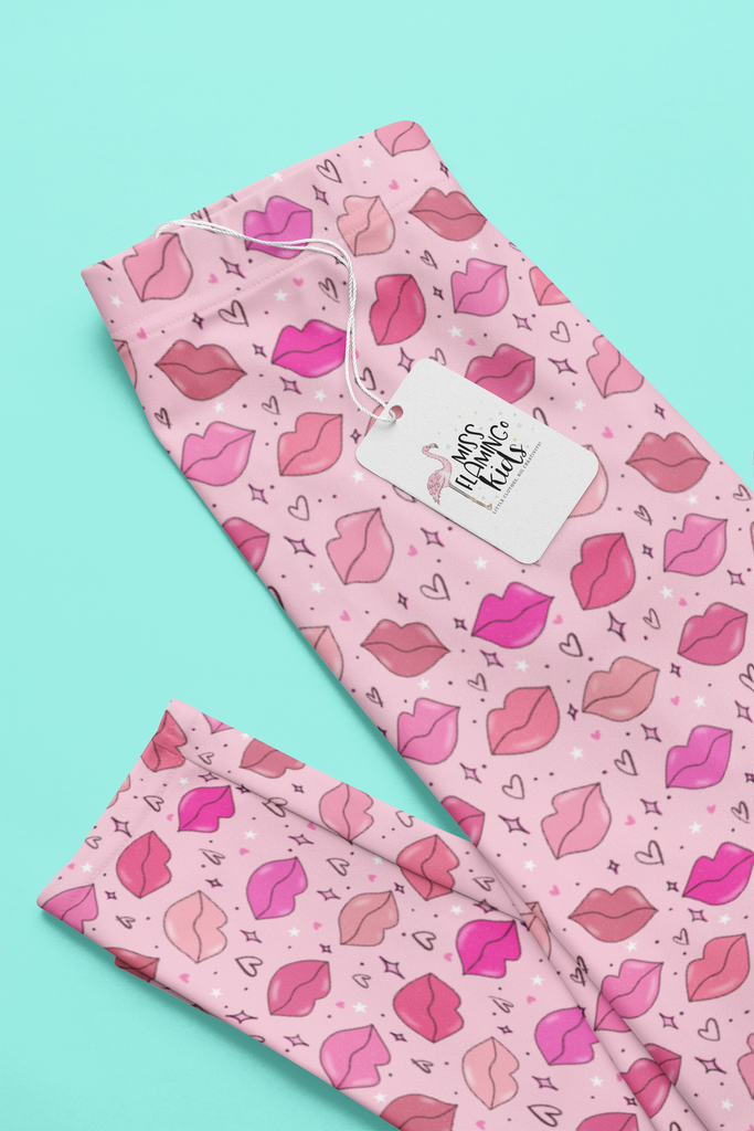 Κορίτσι με ροζ κολάν με ματάκια και καρδιά